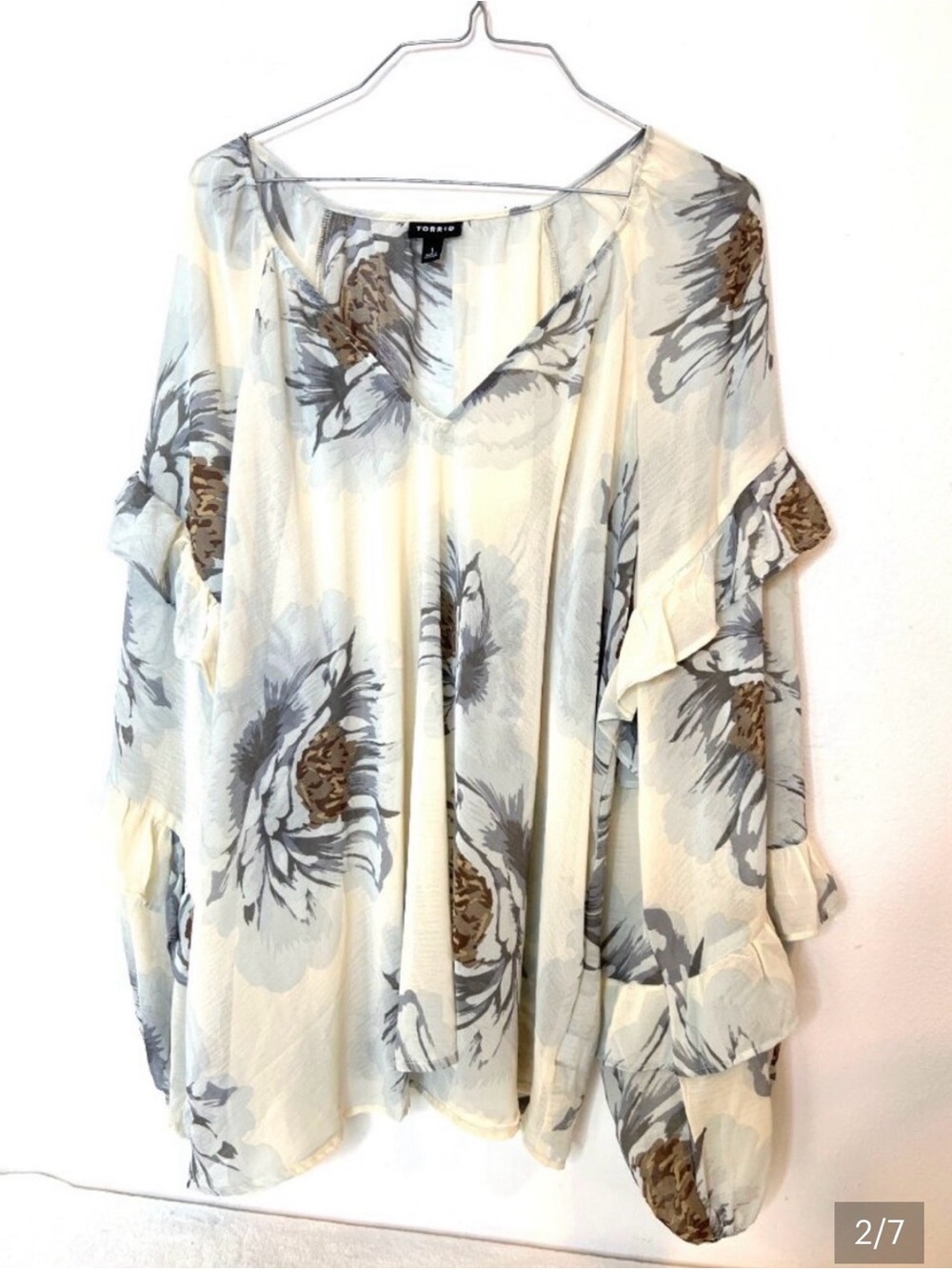 torrid Cream Floral V-Neck Ruffle Sleeve Blouse - Picture 2 of 6
